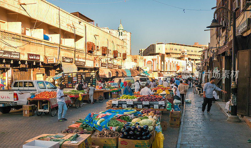 沙特阿拉伯吉达的历史街区Al Balad，人们在集市Al- hababa或Bab Makkah (Bab Makkah)的景象